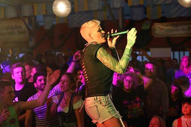 Die Tucher-Festzeltstars mischten das proppenvolle Papert-Zelt auf.  | Foto: Jürgen Friedrich