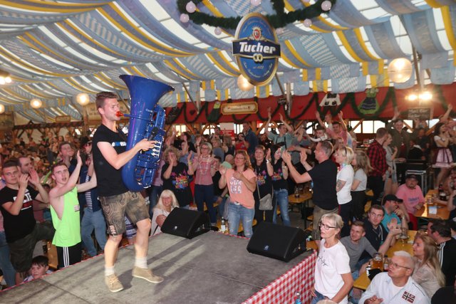 Die Tucher-Festzeltstars mischten das proppenvolle Papert-Zelt auf.  | Foto: John R. Braun