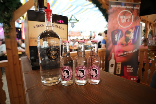 Die Tucher-Festzeltstars mischten das proppenvolle Papert-Zelt auf.  | Foto: Jürgen Friedrich