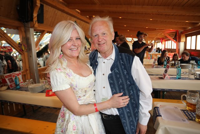 Die Tucher-Festzeltstars mischten das proppenvolle Papert-Zelt auf.  | Foto: Jürgen Friedrich