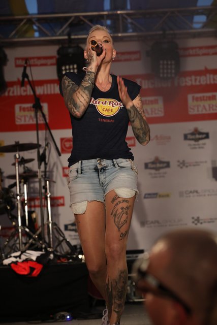 Die Tucher-Festzeltstars mischten das proppenvolle Papert-Zelt auf.  | Foto: Jürgen Friedrich