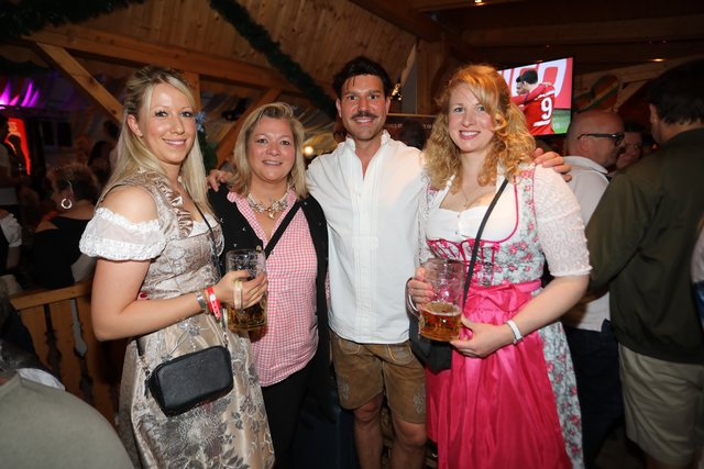 Die Tucher-Festzeltstars mischten das proppenvolle Papert-Zelt auf.  | Foto: Jürgen Friedrich