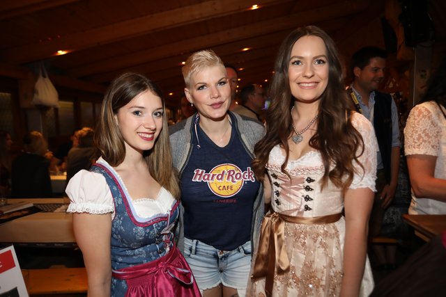 Die Tucher-Festzeltstars mischten das proppenvolle Papert-Zelt auf.  | Foto: Jürgen Friedrich