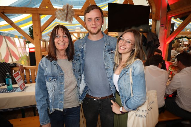 Die Tucher-Festzeltstars mischten das proppenvolle Papert-Zelt auf.  | Foto: Jürgen Friedrich