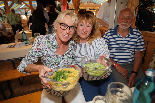 Die Tucher-Festzeltstars mischten das proppenvolle Papert-Zelt auf.  | Foto: Jürgen Friedrich