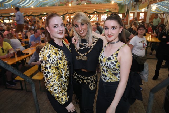 Die Tucher-Festzeltstars mischten das proppenvolle Papert-Zelt auf.  | Foto: Jürgen Friedrich