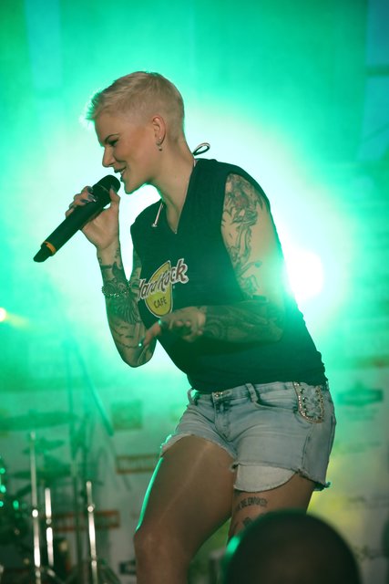 Die Tucher-Festzeltstars mischten das proppenvolle Papert-Zelt auf.  | Foto: Jürgen Friedrich