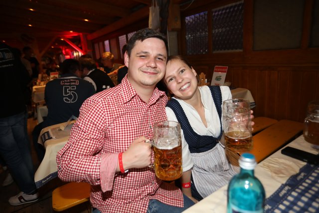 Die Tucher-Festzeltstars mischten das proppenvolle Papert-Zelt auf.  | Foto: Jürgen Friedrich