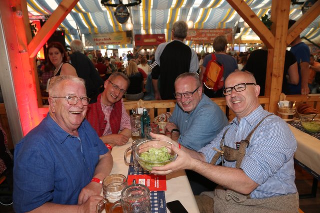 Die Tucher-Festzeltstars mischten das proppenvolle Papert-Zelt auf.  | Foto: John R. Braun