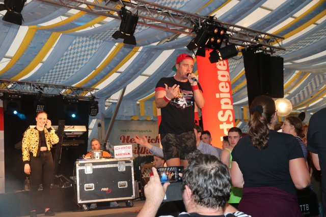 Die Tucher-Festzeltstars mischten das proppenvolle Papert-Zelt auf.  | Foto: John R. Braun