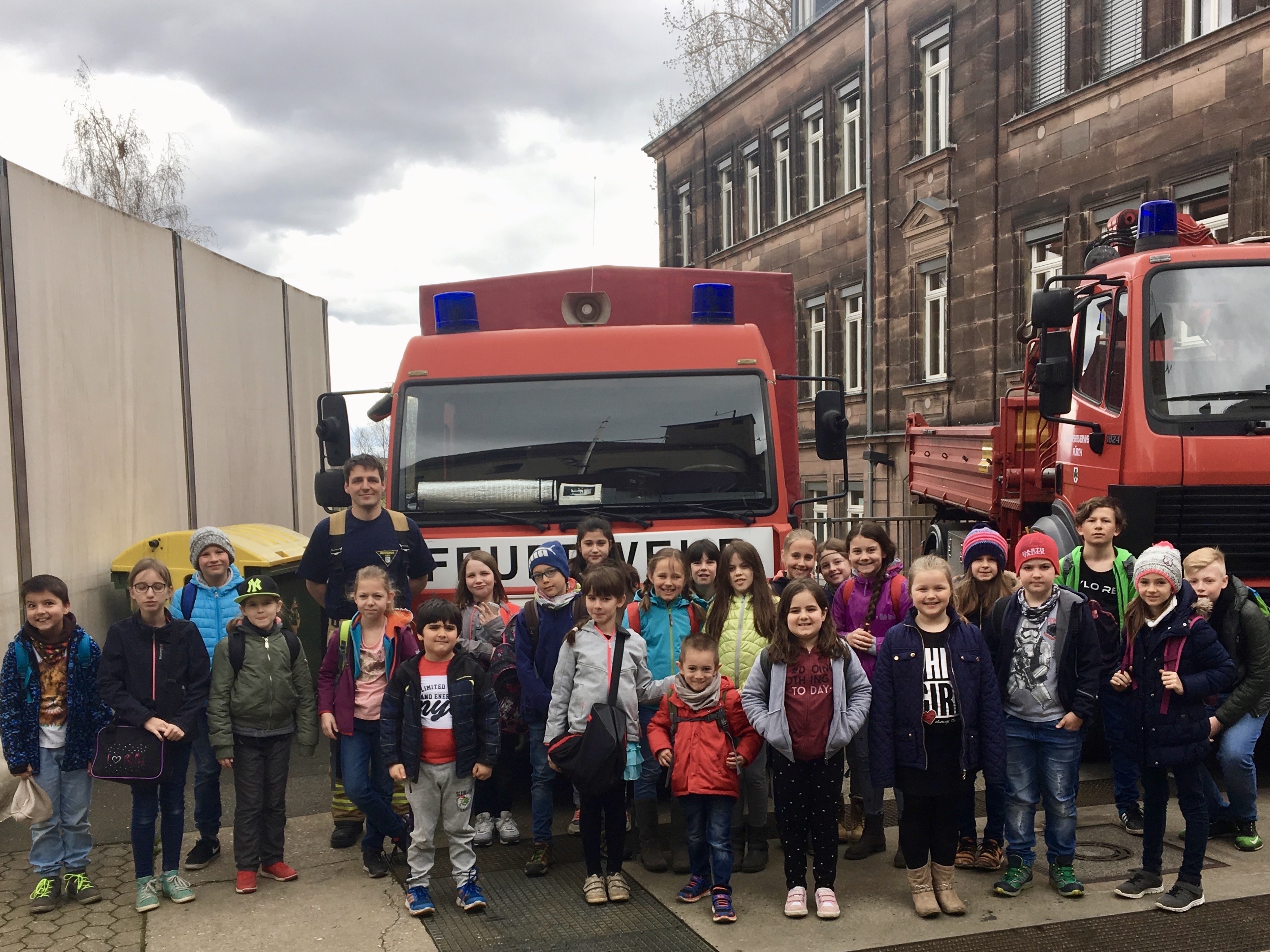 Die Kinder besuchten während der Osterferien 2018 die Feuerwehr Fürth.