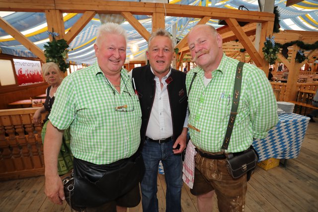 Die Tucher-Festzeltstars mischten das proppenvolle Papert-Zelt auf.  | Foto: Jürgen Friedrich