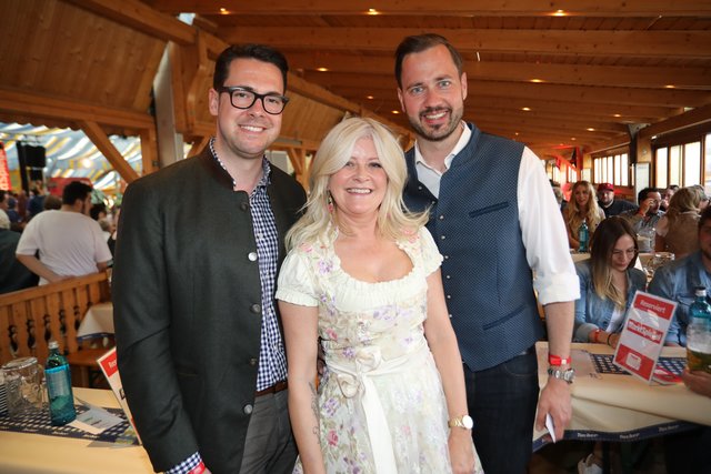 Die Tucher-Festzeltstars mischten das proppenvolle Papert-Zelt auf.  | Foto: Jürgen Friedrich