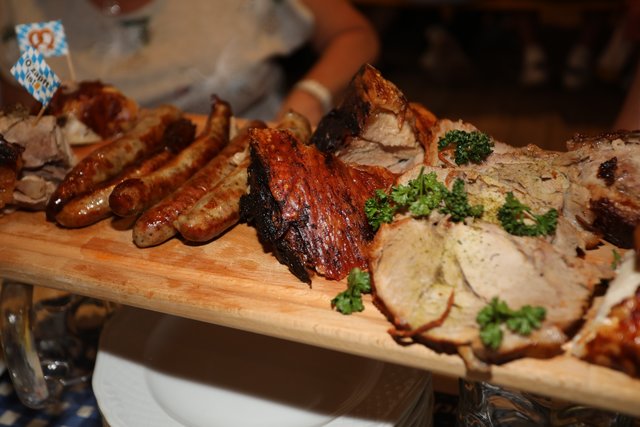 Die Tucher-Festzeltstars mischten das proppenvolle Papert-Zelt auf.  | Foto: Jürgen Friedrich