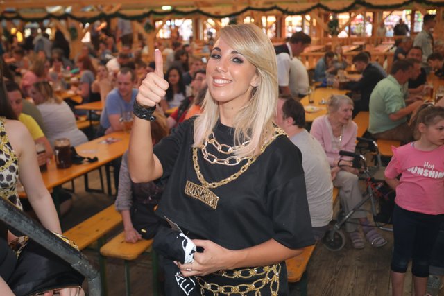 Die Tucher-Festzeltstars mischten das proppenvolle Papert-Zelt auf.  | Foto: Jürgen Friedrich