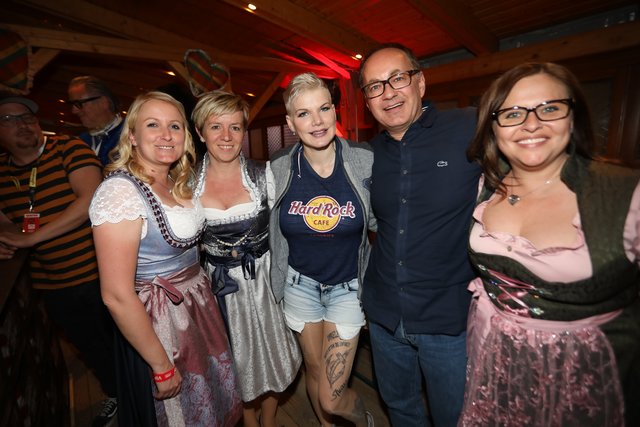 Die Tucher-Festzeltstars mischten das proppenvolle Papert-Zelt auf.  | Foto: Jürgen Friedrich