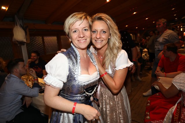 Die Tucher-Festzeltstars mischten das proppenvolle Papert-Zelt auf.  | Foto: Jürgen Friedrich