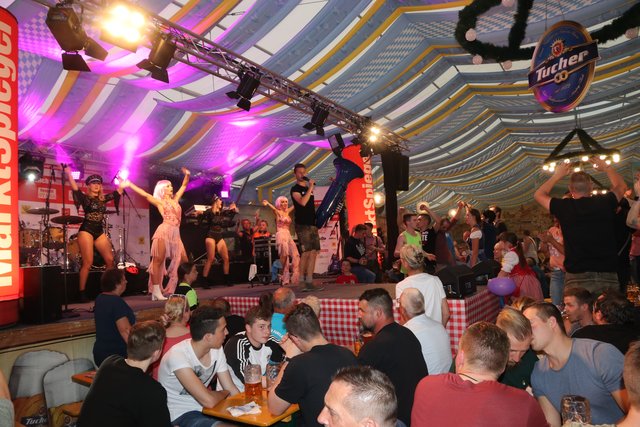 Die Tucher-Festzeltstars mischten das proppenvolle Papert-Zelt auf.  | Foto: John R. Braun