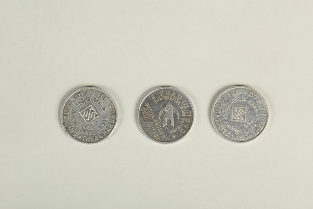 „Mondgeld“,1929. Dieses Spielgeld wurde bei der Österreich-Premiere von Fritz Langs „Frau im Mond“ in Wien ausgegeben. Lang ließ sich für seinen Film von Hermann Oberth beraten, um Start, Flug und Landung des Raum- schiffs „Friede“ möglichst wissenschaftlich fundiert darzustellen.Leihgaben: Hermann-Oberth-Raumfahrt-Museum. | Foto: © Museumsstiftung Post und Telekommunikation, Mile Cindric