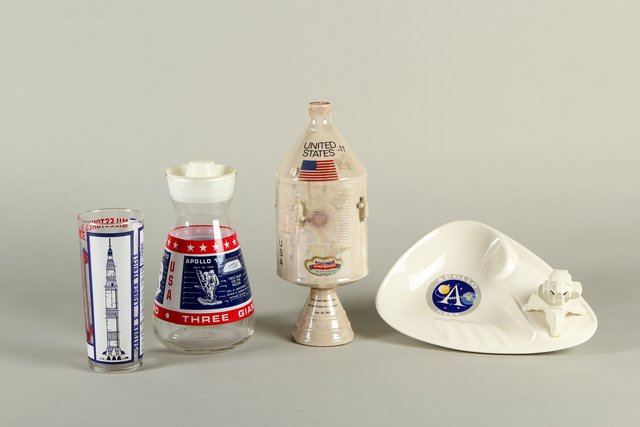 Alltagsgegenstände mit Apollo-Motiven, um und nach 1969. Leihgaben: Hermann-Oberth-Raumfahrt-Museum. | Foto: © Museumsstiftung Post und Telekommunikation, Mile Cindric