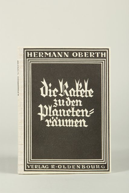 Hermann Oberth, Die Rakete zu den Planetenräumen
Nachdruck der Originalausgabe von 1923, Feucht 1984
Leihgabe: Hermann-Oberth-Raumfahrt-Museum.
| Foto: © Museumsstiftung Post und Telekommunikation, Mile Cindric