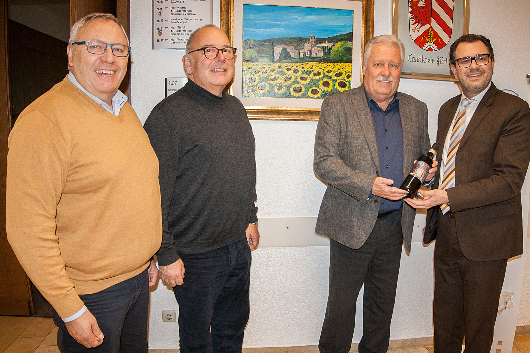 Die erste Flasche des Veitsbronner Rotweins erhielt Altbürgermeister Peter Lerch (2. v.r.) anlässlich seines 70. Geburtstags aus den Händen von Bürgermeister Marco Kistner (rechts), wozu auch Partnerschaftsbeauftragter Peter Greller und Partnerschaftsvereinsvorsitzender Günther Hofer (links) gratulieren.