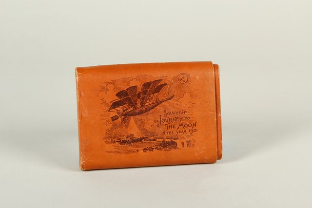 Von Mai bis November 1901 fand in Buffalo die „Pan- American Exposition“ statt. Eine der beliebtesten Attraktionen der Schau war das Fahrgeschäft „A Trip to the Moon“. 400.000 Besucher unternahmen die Themenfahrt mit dem Luftschiff „Luna“, deren Höhepunkt ein Besuch im Palast des „Mannes im Mond“ war. Leihgabe: Hermann-Oberth-Raumfahrt-Museum. | Foto: © Museumsstiftung Post und Telekommunikation, Mile Cindric