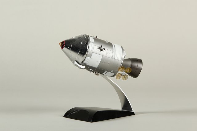 Modell (1:72) eines Apollo-Raumschiffs, 1960er Jahre
Leihgabe: Hermann-Oberth-Raumfahrt-Museum. | Foto: © Museumsstiftung Post und Telekommunikation/ Mile Cindric