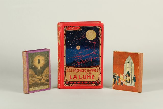 Eine Reise zum Mond beflügelte schon im 19. und frühen 20. Jahrhundert die Phantasie von Autoren. Besonders berühmt ist Jules Vernes, Von der Erde zum Mond, Hartleben, Wien/Pest/Leipzig 1874 (links). Gezeigt wird auch eine spanische Ausgabe, De la tierra a la luna, Jules Verne, Editorial Ramón Sopena, Barcelona 1935. Ein anderes Beispiele ist H.G. Wells, Les Premiers Hommes
dans la Lune, Felix Juven Éditeur, Paris, um 1910 (rechts). Leihgaben: Hermann-Oberth-Raumfahrt-Museum | Foto: © Museumsstiftung Post und Telekommunikation, Mile Cindric