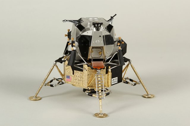 Modell (1:48) der Apollo 11 - Mondlandefähre, um 1969
The Franklin Mint, nach 1990. Leihgabe: Hermann-Oberth-Raumfahrt-Museum. | Foto: © Museumsstiftung Post und Telekommunikation, Mile Cindric