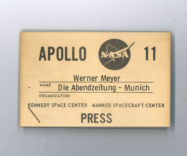 Presseausweis des Journalisten Werner Meyer, 1969. Der Münchner Journalist Werner Meyer berichtete regelmäßig für die Münchner Abendzeitung über das amerikanische Raumfahrtprogramm. Er erlebte die Mission von Apollo 11 im Pressebereich des Kennedy Space Centers mit. Privatbesitz. | Foto: © Museumsstiftung Post und Telekommunikation