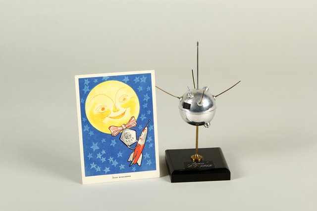 Space Travel Guide, 1958. Angezeigt werden die Entfernung und die Reisezeit zu verschiedenen Planeten.
Leihgabe: Hermann-Oberth-Raumfahrt-Museum. | Foto: © Museumsstiftung Post und Telekommunikation, Mile Cindric