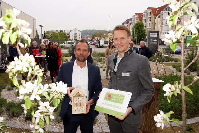 Bayerns Umweltminister Thorsten Glauber (links) zeichnet die Neumarkter Lammsbräu als ,,Blühenden Betrieb" aus. Rechts Johannes Ehrnsperger. | Foto: Bayerisches Staatsministerium für Umwelt und Verbraucherschutz