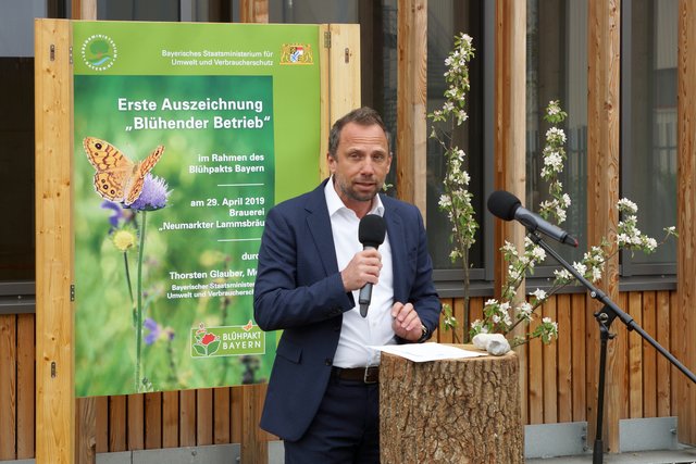 Bayerns Umweltminister Thorsten Glauber zeichnet die Neumarkter Lammsbräu als ,,Blühenden Betrieb" aus. | Foto: Bayerisches Staatsministerium für Umwelt und Verbraucherschutz