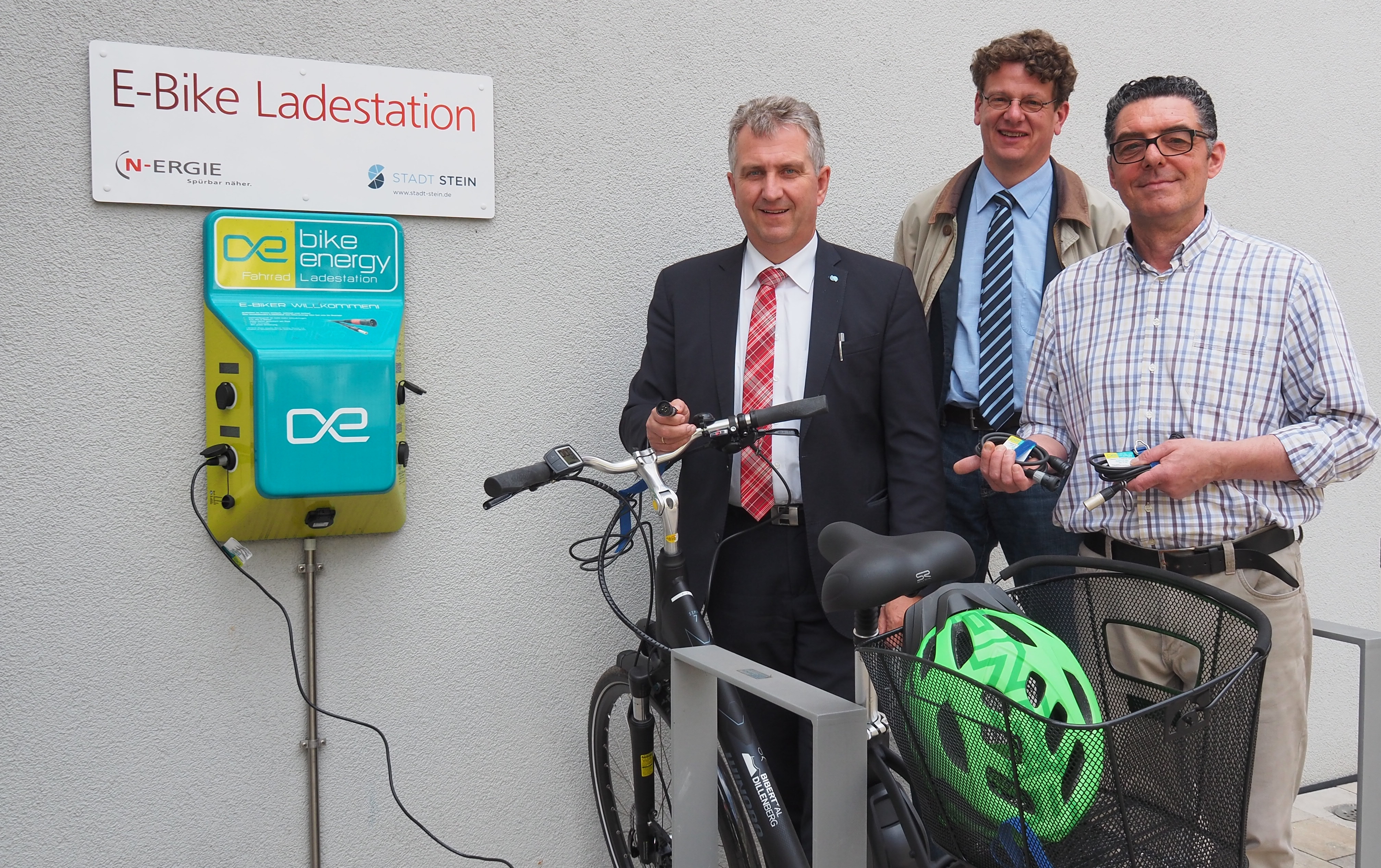 v.l. Erster Bürgermeister Kurt Krömer und Bauamtsleiter und Radverkehrsbeauftragter Wolfgang Schaffrien mit dem Inhaber der „macchiato Espressobar“ Fabio Sanna.