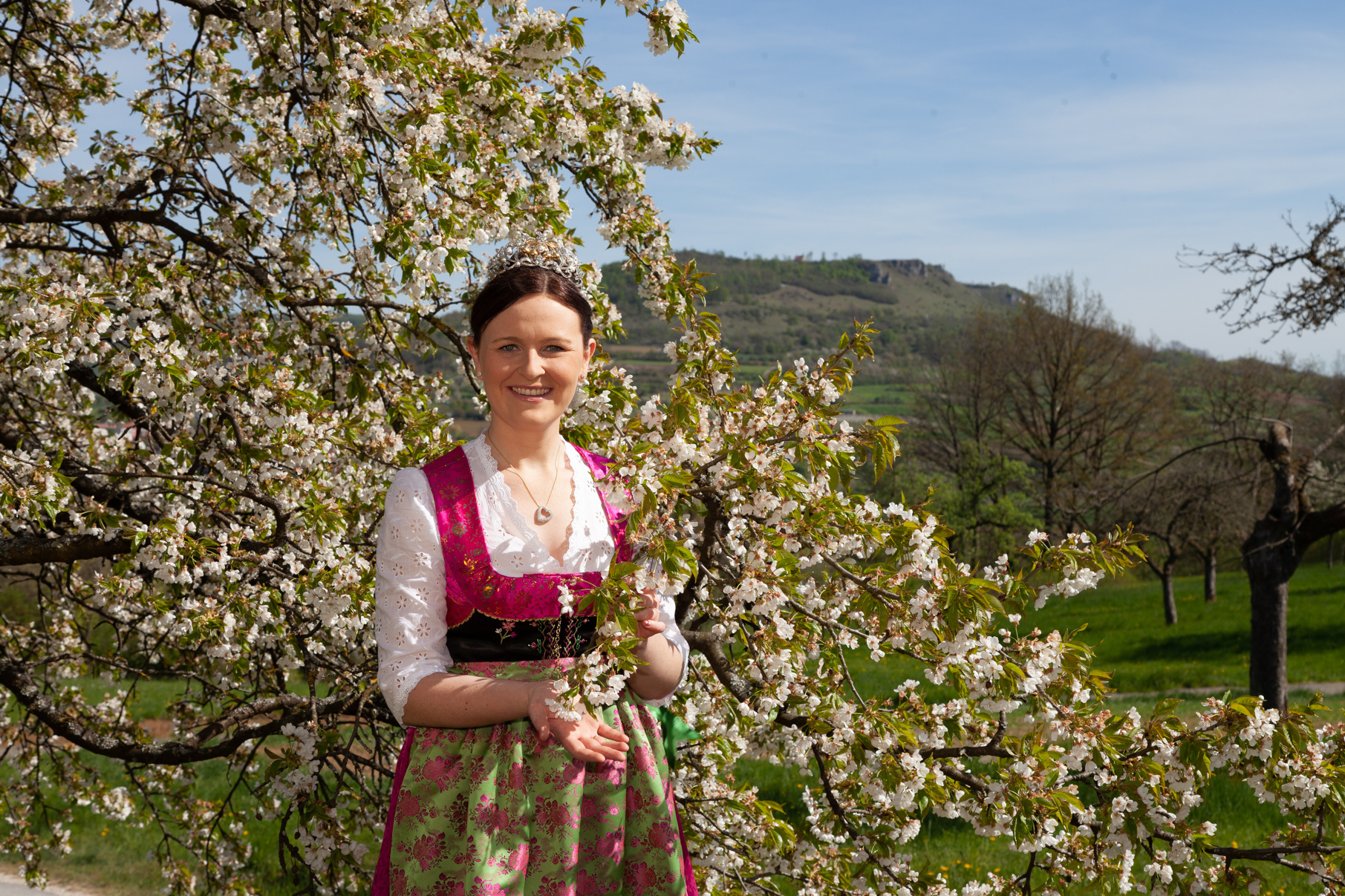 Mit dem Ende der Kirschblüte hat die Amtszeit der neuen Kirschenkönigin begonnen.
Rebecca Daut liebt den Blick über Streuobstwiesen auf das Walberla.