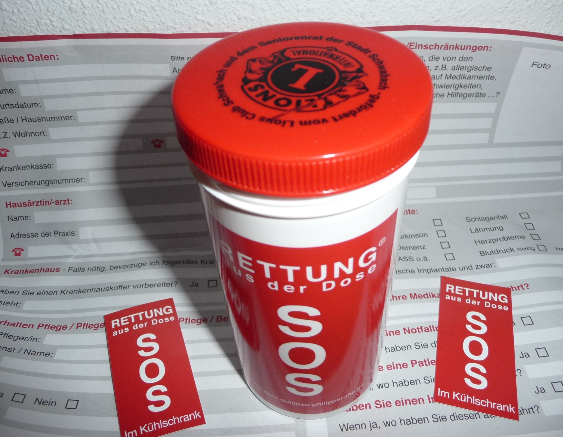 Die Notfalldose wird mit zwei Aufklebern und einem Infoblatt ausgegeben.