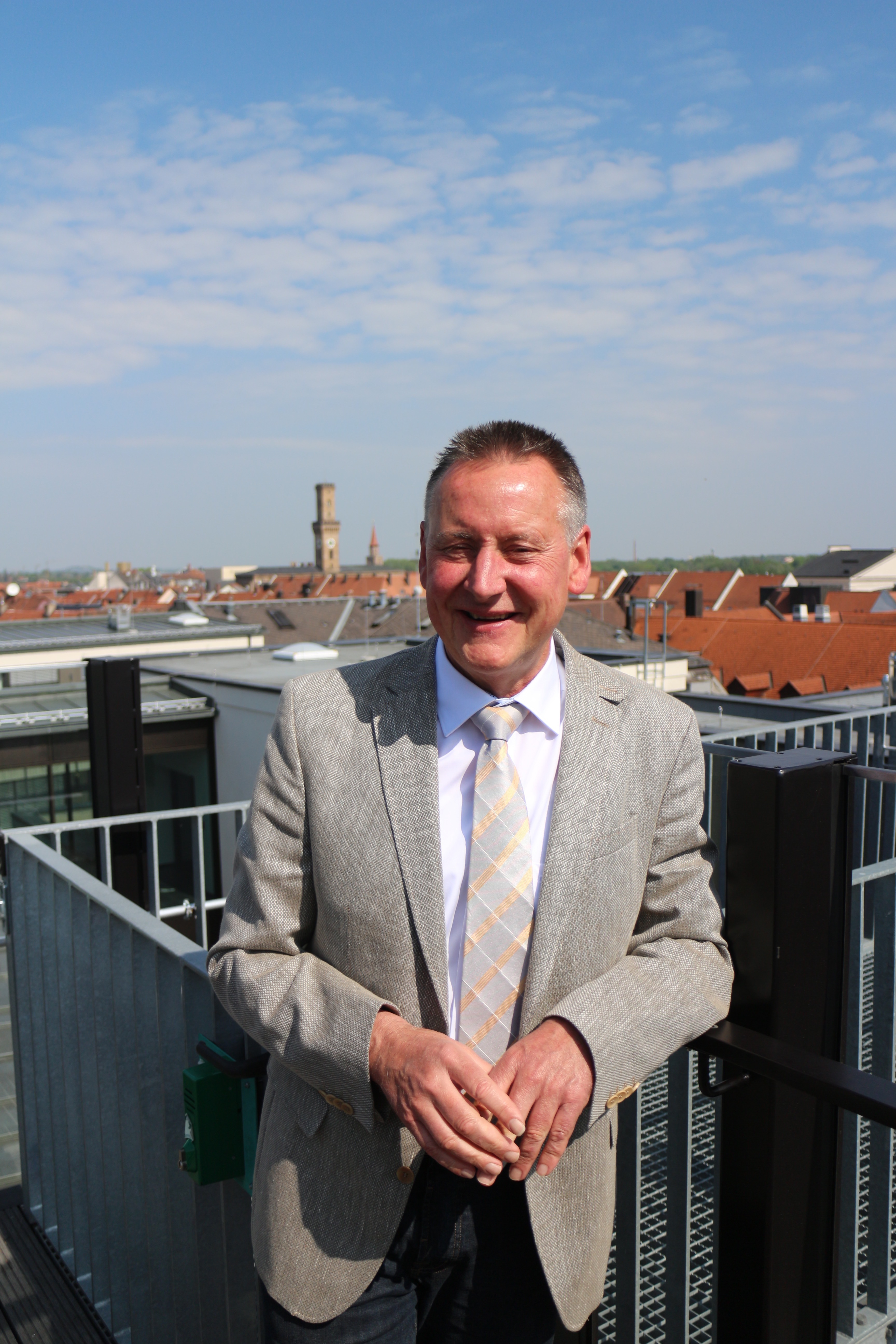 OB Thomas Jung präsentierte die Ergebnisse der ersten fünf Jahre der aktuellen Stadtratsperiode auf der Terrasse der Innenstadtbibliothek.
Er freut sich darauf, sich ein weiteres Mal um das Amt des Oberbürgermeisters zu bewerben.