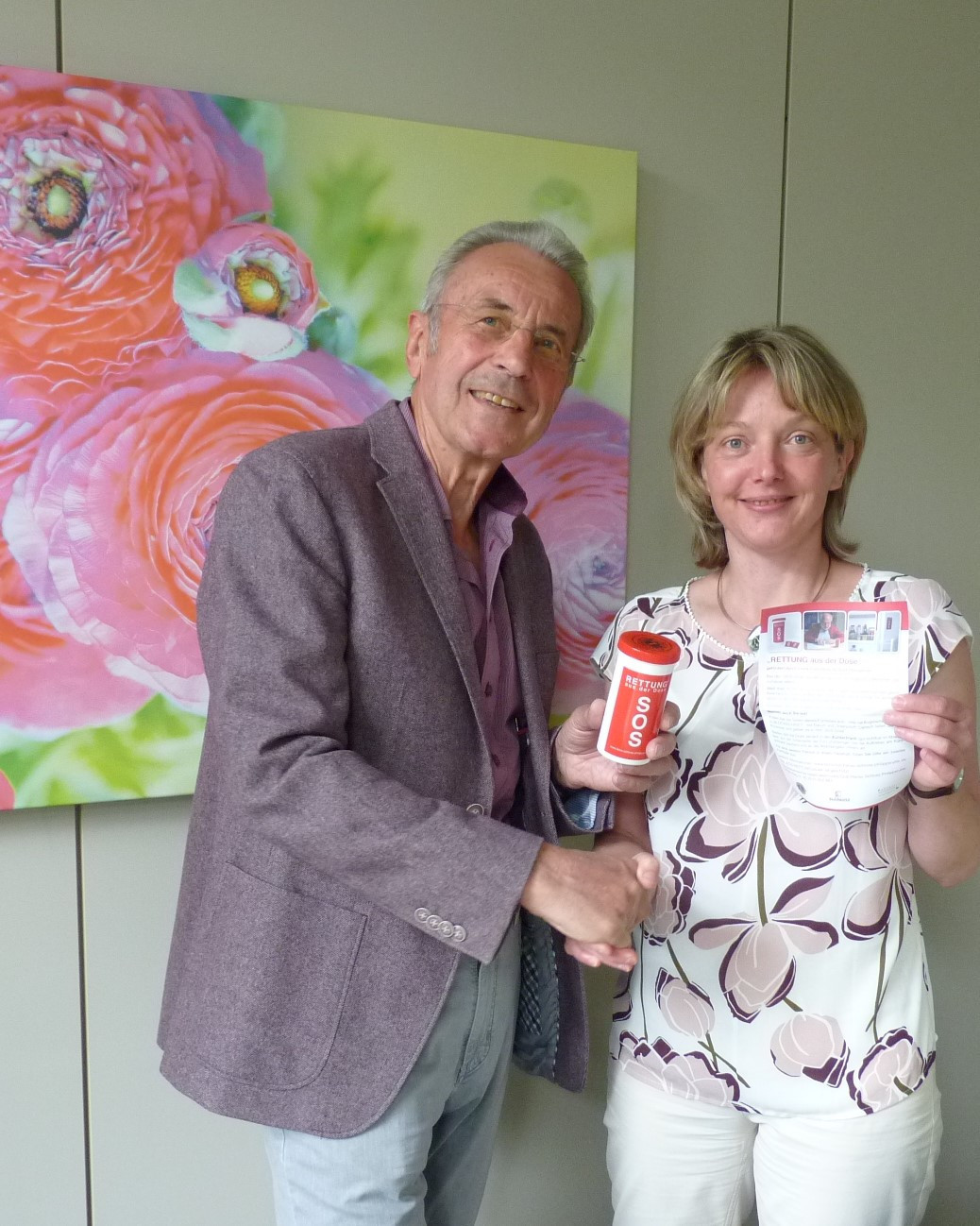 Eileen Goller, Sachgebietsleiterin Seniorenarbeit, und Ulrich Ziermann, stellvertretender Seniorenrat der Stadt Schwabach präsentieren die Notfalldose und das innenliegende Infoblatt.