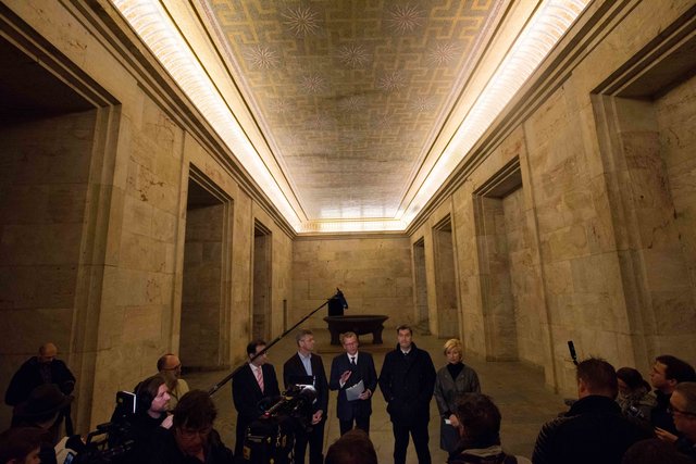 Nürnbergs Planungs- und Baureferent Daniel F. Ulrich, Bayerns Staatsminister für Unterricht und Kultus, Prof. Dr. Michael Piazolo, Nürnbergs Oberbürgermeister Dr. Ulrich Maly, Bayerns Ministerpräsident Dr. Markus Söder und Nürnbergs Kulturreferentin Prof. Dr. Julia Lehner (v.li.) bei der Bekanntgabe der Beteiligung des Freistaats Bayern an der baulichen Sicherung von Zeppelintribüne und Zeppelinfeld auf dem ehemaligen Reichsparteitagsgelände am 4. Mai 2019 im Mittelbau der Zeppelintribüne, dem so genannten "Goldenen Saal".