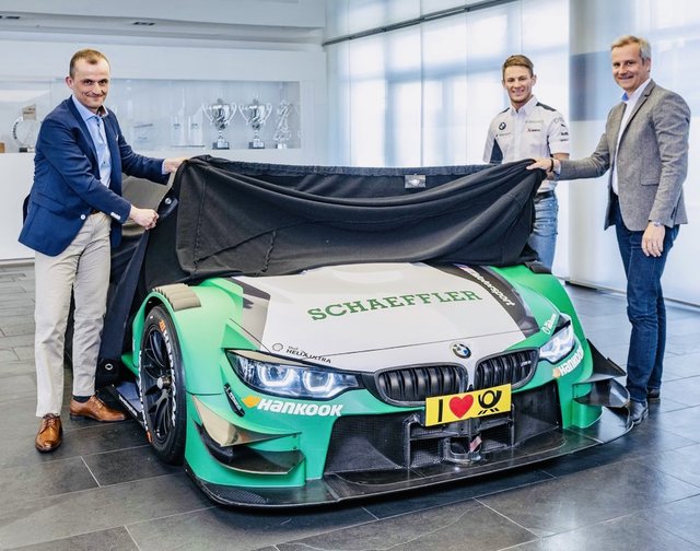 Matthias Zink, Vorstand Automotive OEM Schaeffler (links) und BMW Motorsport Direktor Jens Marquardt (rechts) mit BMW DTM-Fahrer Marco Wittmann (Mitte).