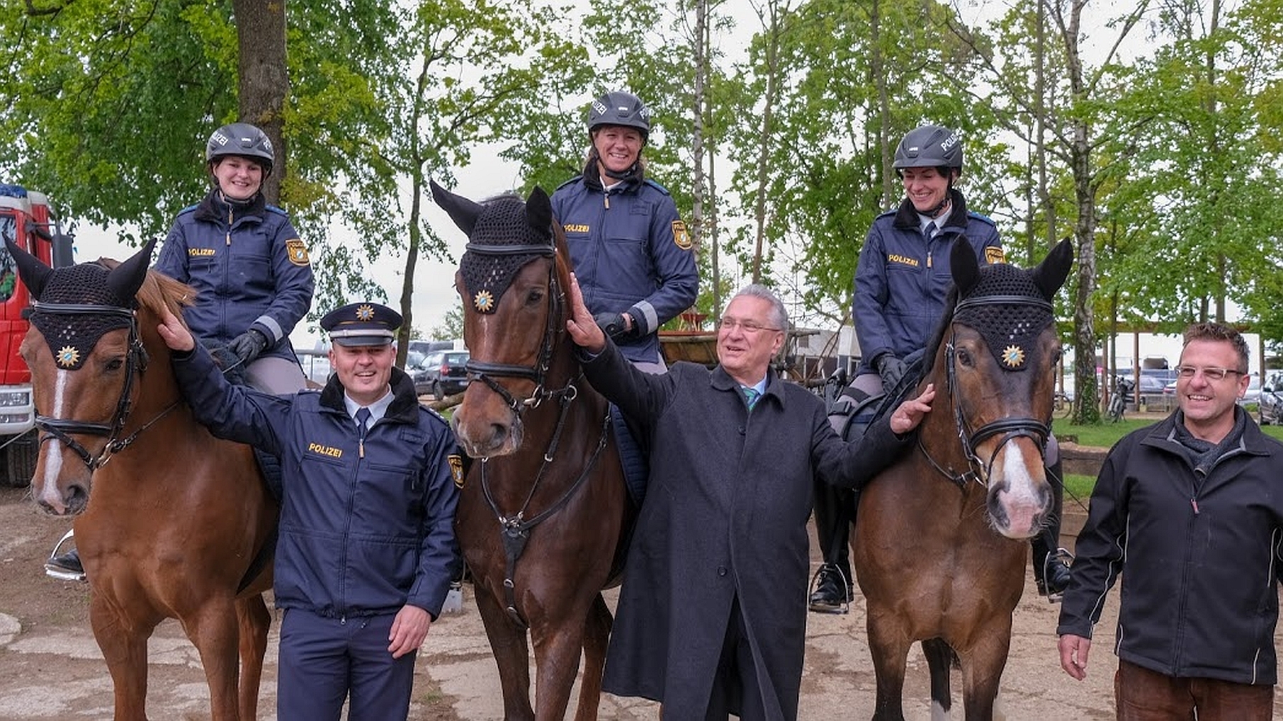 Innenminister Joachim Herrmann (Mitte) mit den Reiterinnen und Reiter der neuen Nürnberger Reitergruppe der Bayerischen Polizei.