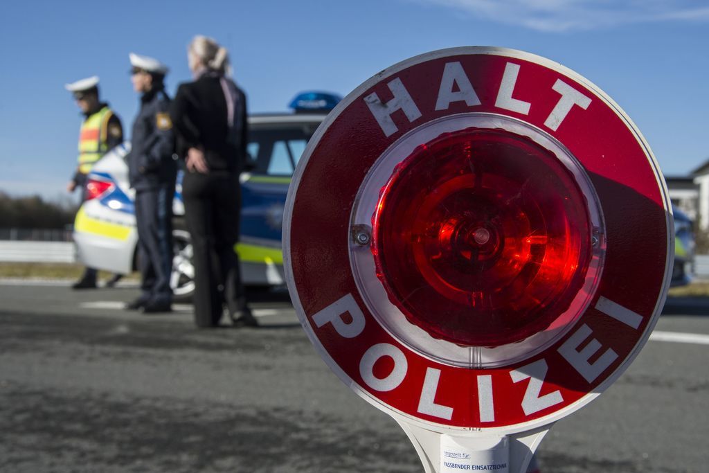 Rund 12.500 festgestellte Straftaten, Verkehrsdelikte und Fahndungstreffer in den ersten sechs Monaten seit ihrer Gründung zum 1. Juli 2018, sind ein klarer Beleg, wie unverzichtbar derzeit konsequente Kontrollen im grenznahen Raum und unmittelbar an der Grenze sind, so der bayerische Innenminister Joachim Herrmann.