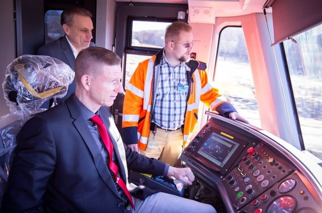 Vorstand Technik und Marketing der VAG, Tim Dahlmann-Resing, steuert den neuen Zug selbst. Sein Urteil über Fahrkomfort und Fahrqualität fällt positiv aus.  | Foto: VAG