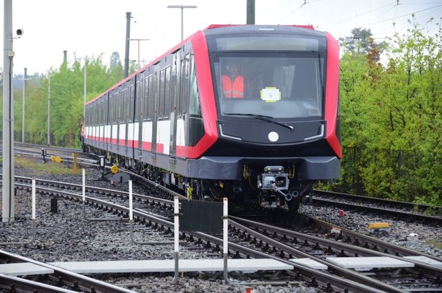Da kommt er: Der knapp 76 Meter lange, viergliedrige U-Bahn-Zug vom Typ G1. Er wird Altfahrzeuge ersetzen und die Flotte verstärken. Die VAG rechnet mit weiter steigenden Fahrgastzahlen, investiert in die neuen Züge 263,2 Millionen Euro! | Foto: VAG