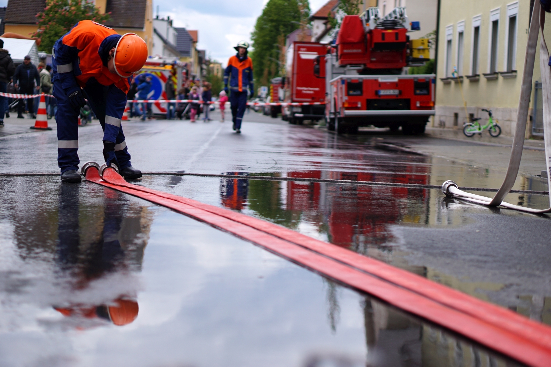 Um 13.00 Uhr stellte die Wehr zahlreiche Wasser abgebende Apparaturen vor.