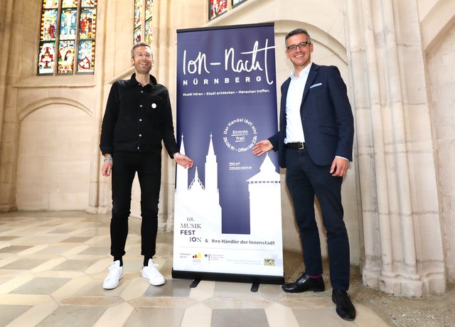 Der künstlerische Leiter der ION Moritz Puschke (l.) und Nürnbergs Wirtschaftsreferent Dr. Michael Fraas stellten in St. Martha die Konzeption und das Programm für die ION-Nacht vor.  | Foto: Nicole Fuchsbauer