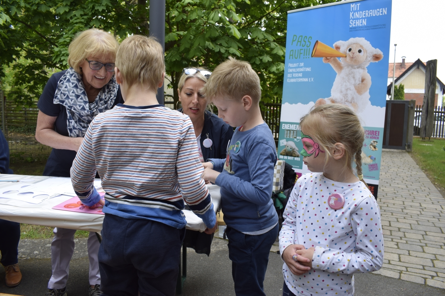 Hanne Henke (li.), Vorsitzende des Vereins Klabautermann, und Projektleiterin Barbara Gerlach hatten auf dem Familienfest viel Spaß mit den anwesenden Kindern.