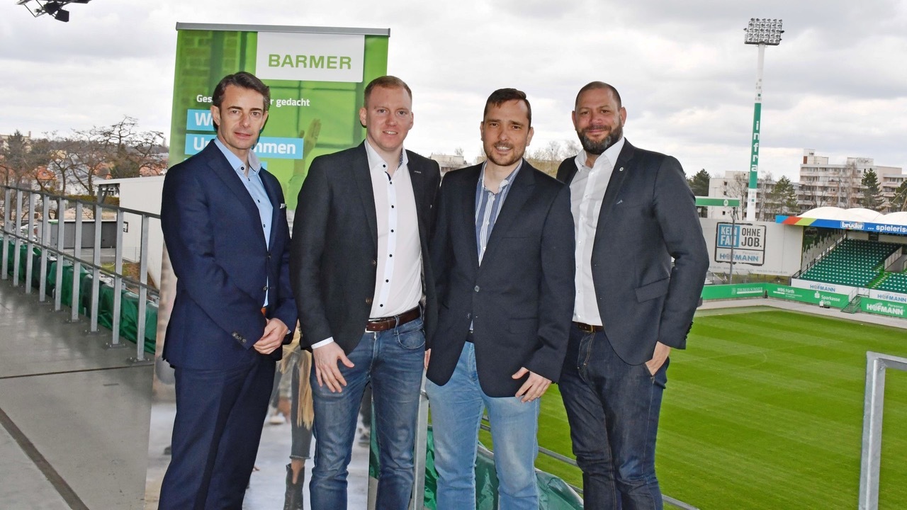 Freuen sich auf die Zusammenarbeit (v.l.n.r.): Andreas Haupt, Hauptgeschäftsführer Region Mittelfranken und Regionalgeschäftsführer Wolfgang Weinberger von der BARMER, sowie von der Spielvereinigung Timo Schiller, Direktor Marketing, und Stefan Nehring, Leiter Vertrieb und Sponsoring.