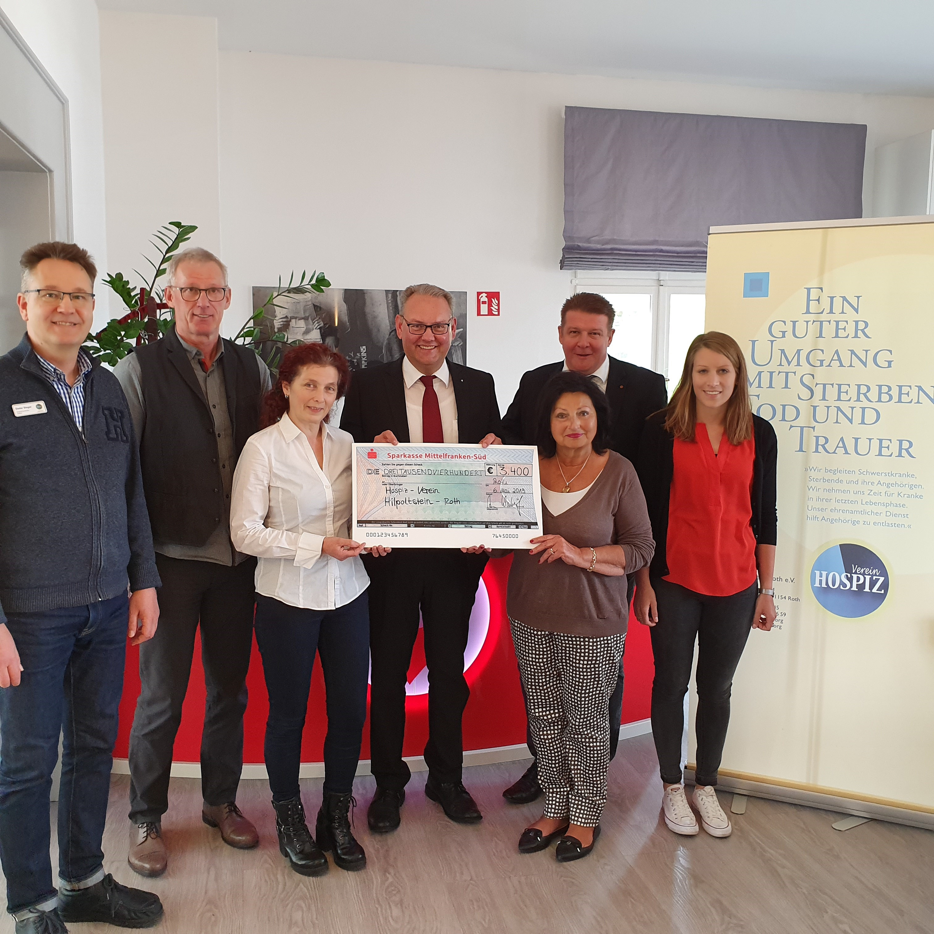Ein Scheck über 3400 Euro für den Hospiz-Verein Hilpoltstein-Roth (v.l.) Dieter Steger, Hospizkoordinator Hospiz-Verein Hilpoltstein-Roth, Klaus Rettlinger, Vorstandsmitglied Hospiz-Verein, Agathe Meixner, erste Vorsitzende Hospiz-Verein, Markus Kratzer, Filialdirektor Roth Sparkasse Mittelfranken-Süd, Alice Walchshöfer, Torsten Hahn, Speck Pumpen Walter Speck GmbH & Co. KG und Annika Erhardt, Referentin für Sport- und Gesundheitsmanagement Memmert GmbH & Co. KG.